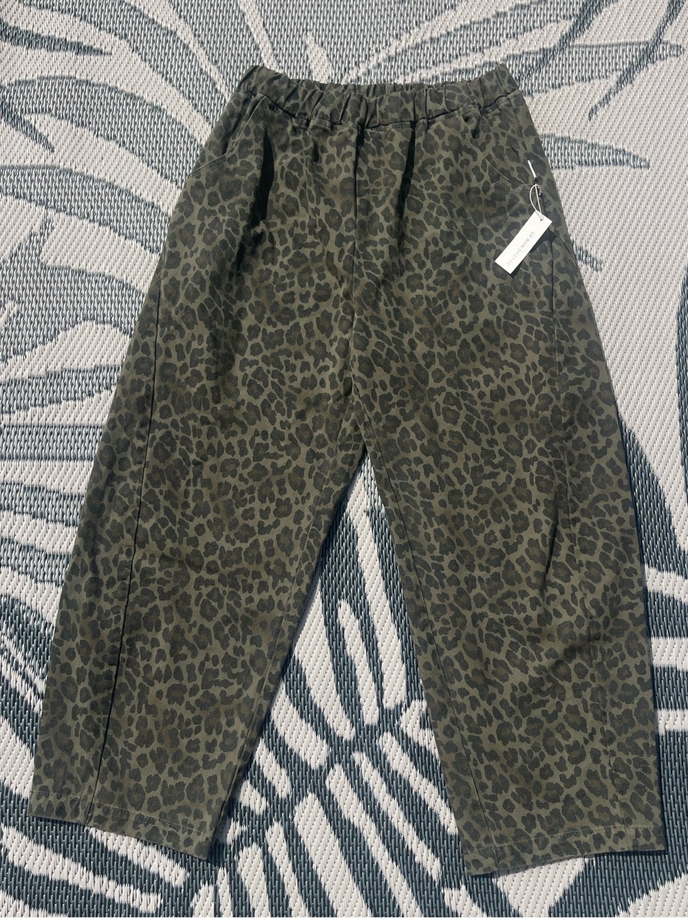 Le Bon Shoppe Arc Pants Womens L NWT Leopard Fern Cotton Barrel Jeans Wide